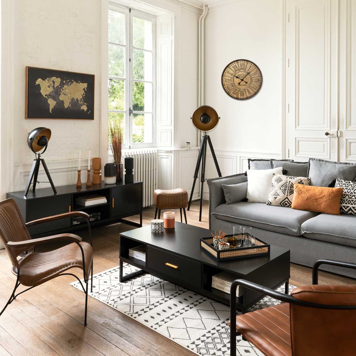 Candeeiro de p&eacute; LAHTI preto e dourado com trip&eacute;