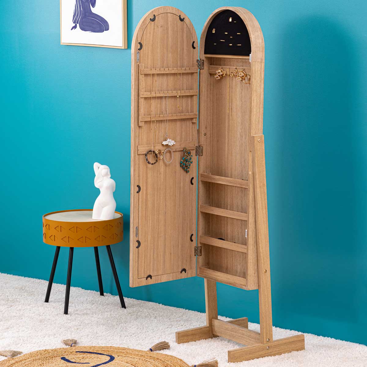 Espelho de chão bege com móvel de bijuteria
