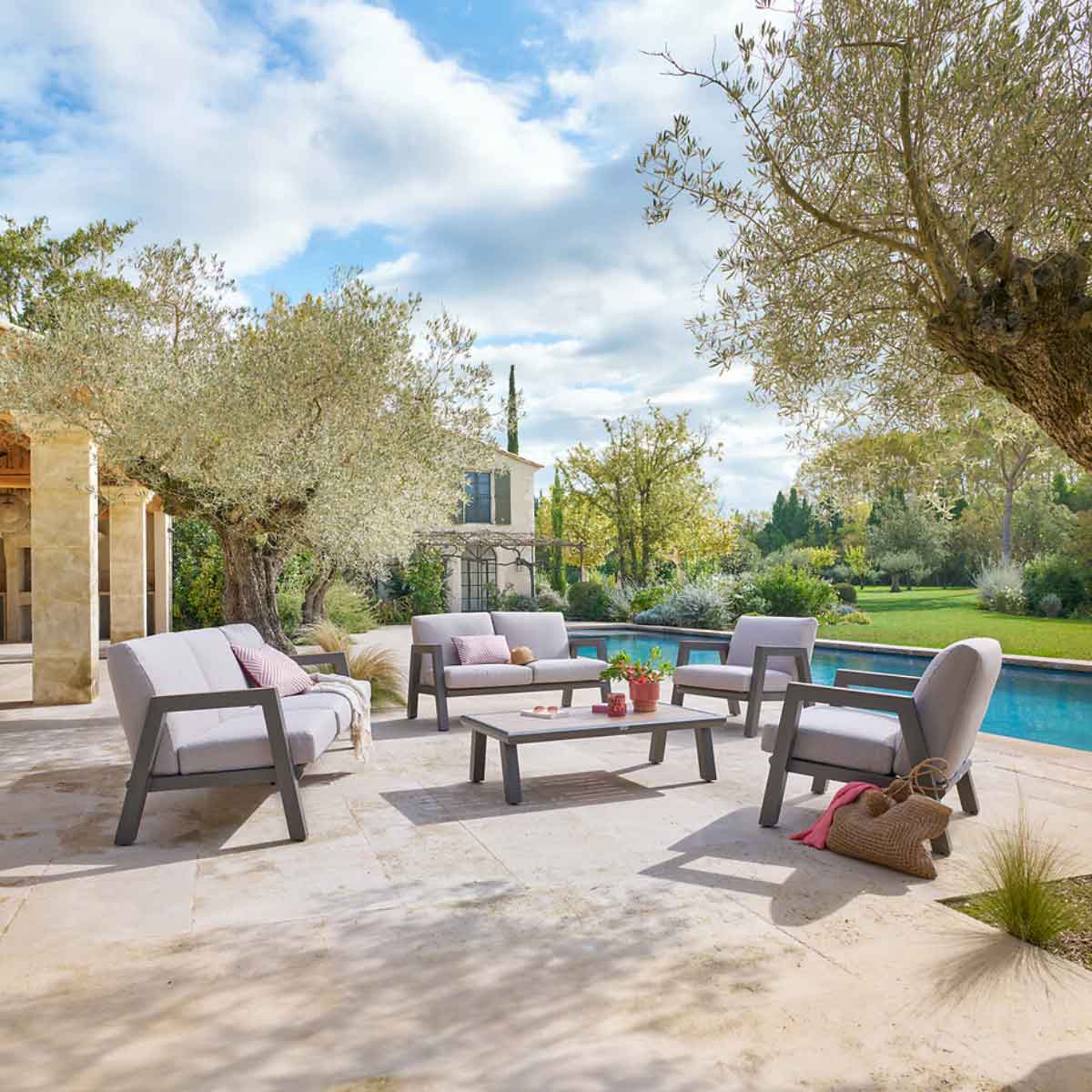 Sof&aacute; AXIOME bege e castanho em alum&iacute;nio