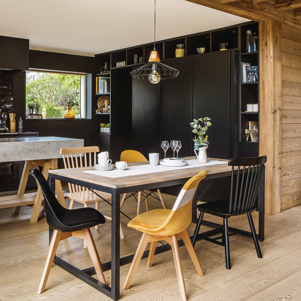 Mesa de jantar EDENA em madeira ac&aacute;cia e metal