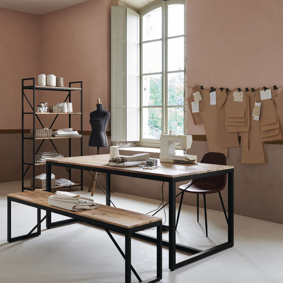 Mesa de jantar EDENA em madeira ac&aacute;cia e metal