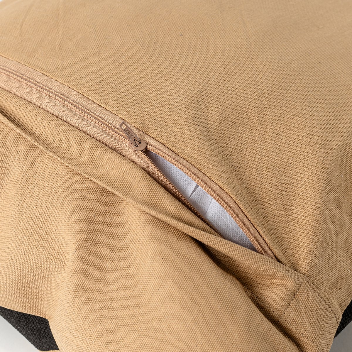 Almofada INUIT geom&eacute;trica cru e preto 40x40cm