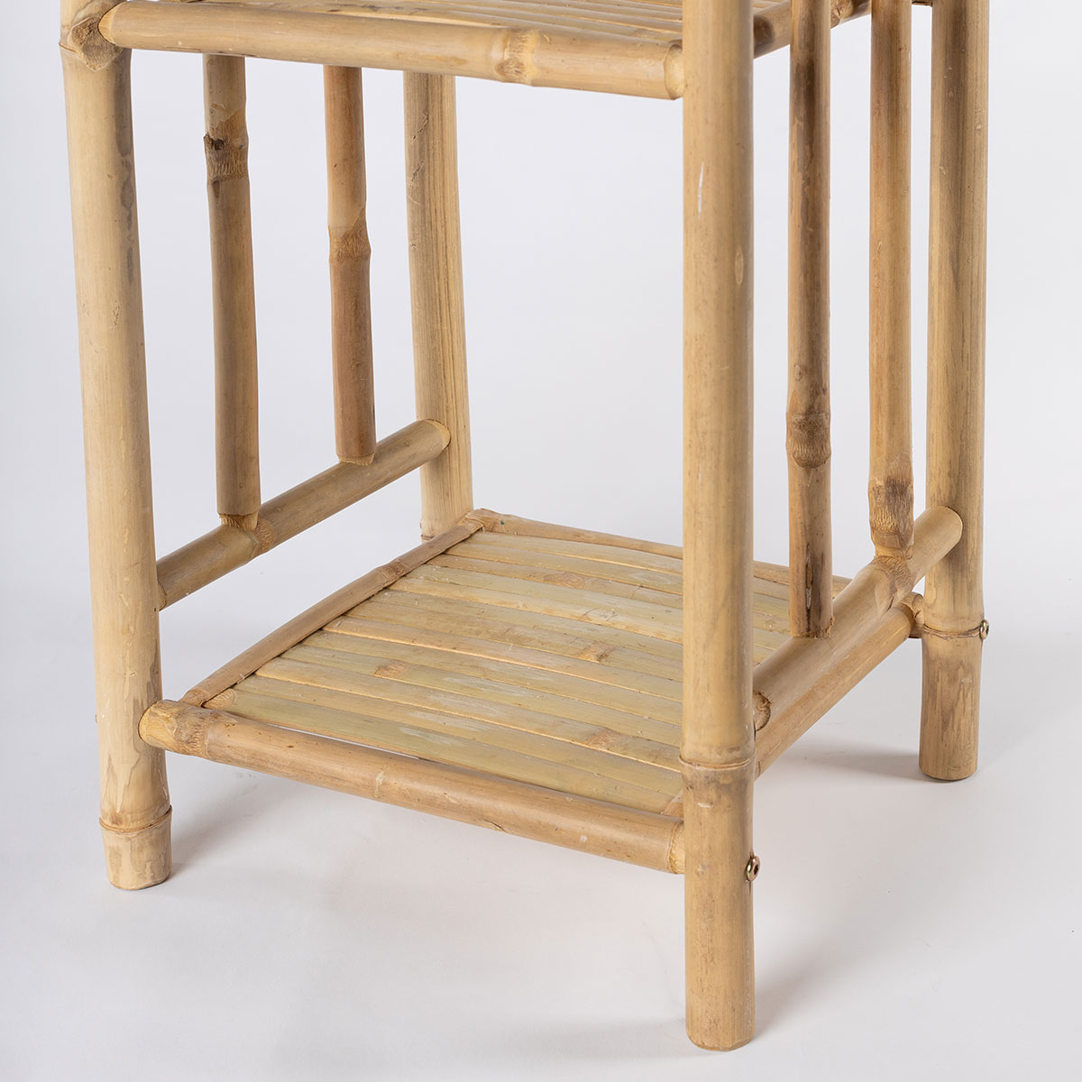 Estante com 4 níveis em bambu