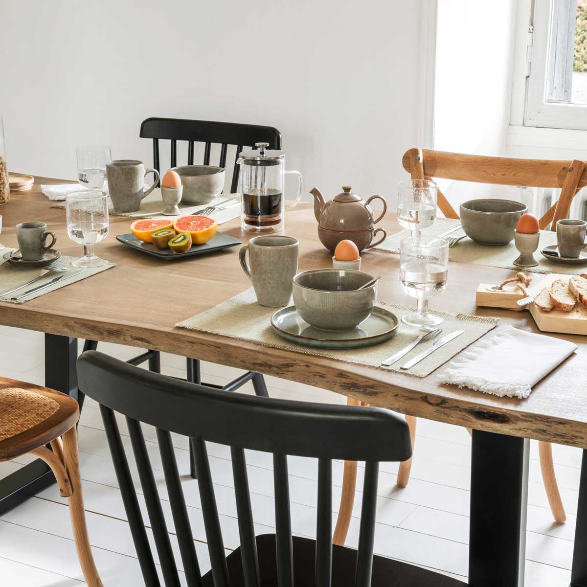 Mesa de jantar SKIDAL em madeira acácia