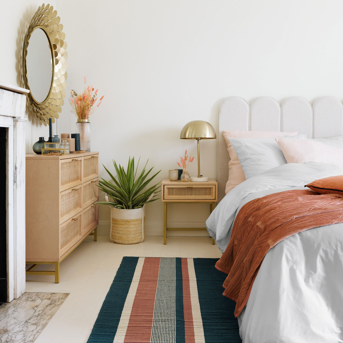 Candeeiro de mesa em metal dourado com base de m&aacute;rmore