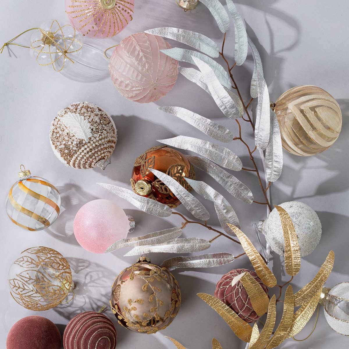 Pendurante bola transparente com folhas douradas 9cm