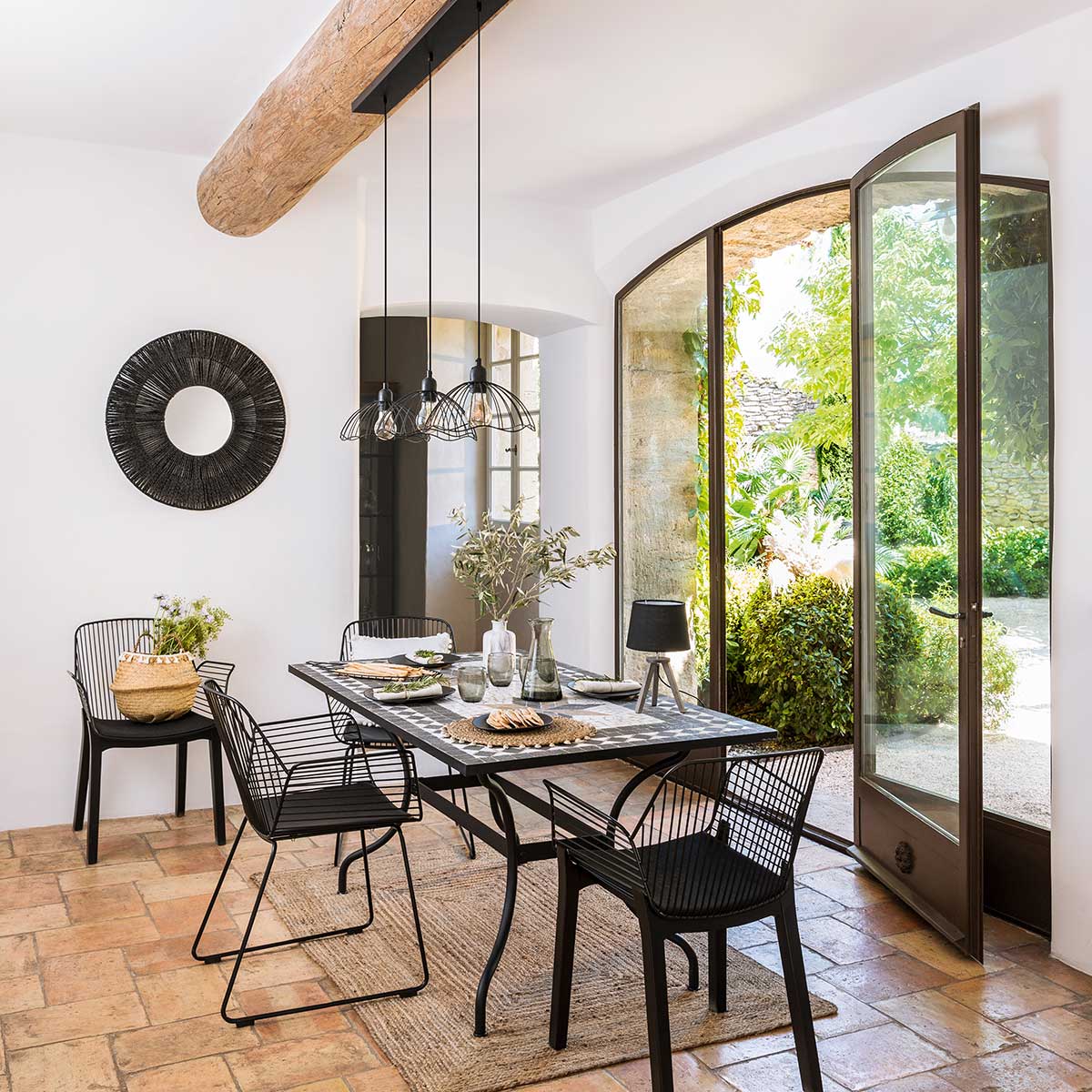 Candeeiro de mesa preto com trip&eacute; em madeira pinho