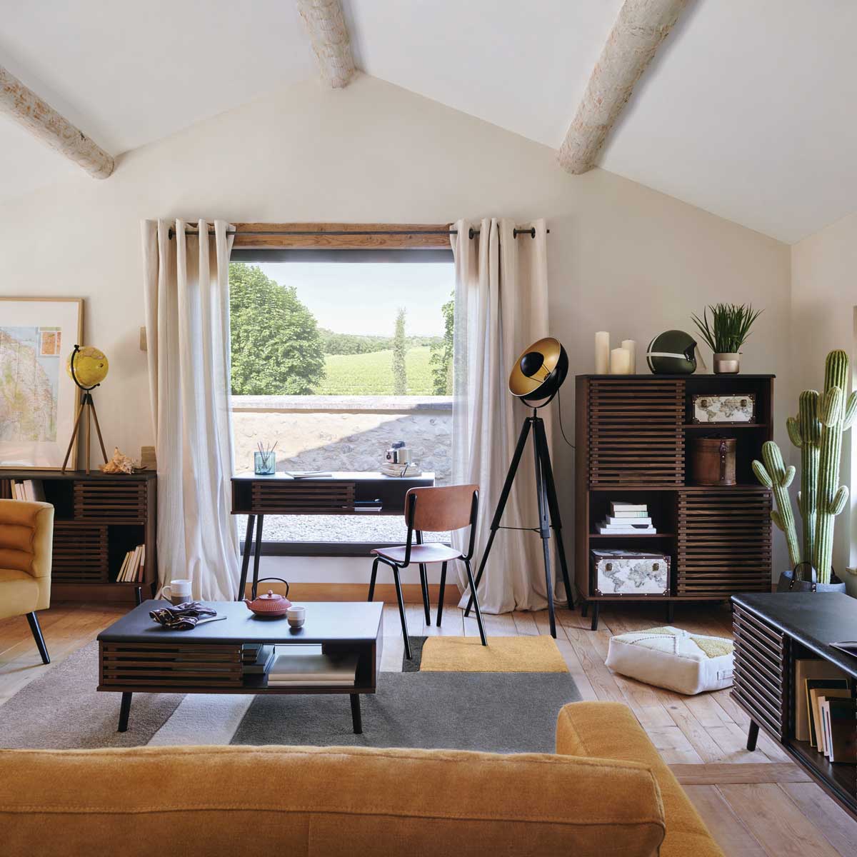 Candeeiro de pé LAHTI preto e dourado com tripé