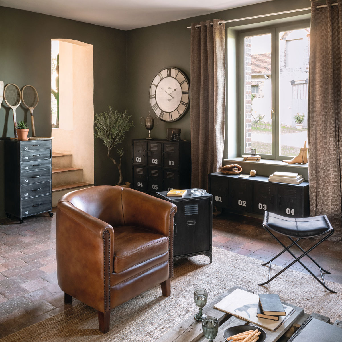 M&oacute;vel com 6 portas numeradas SEVIN preto em metal