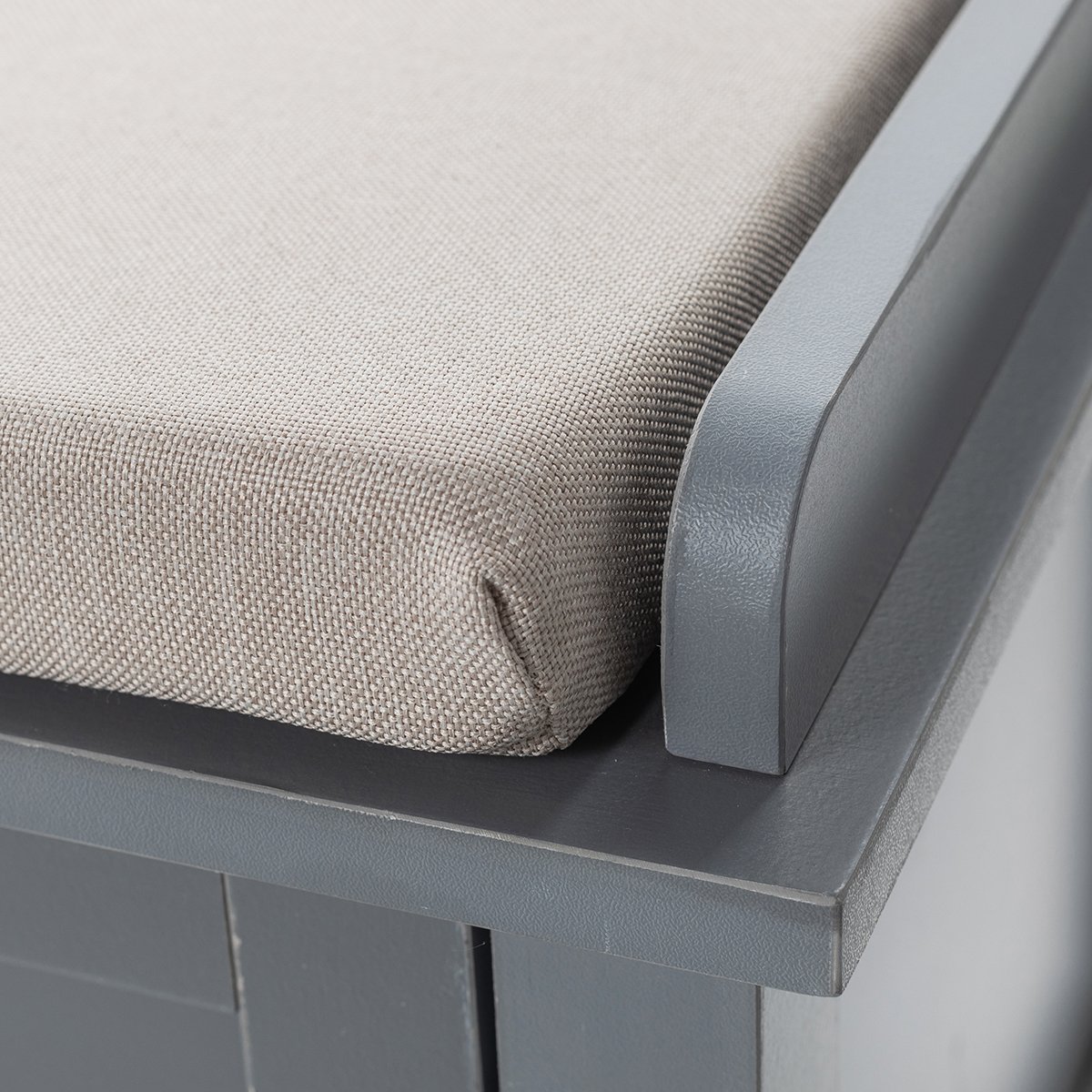 Banco com arrumação cinza