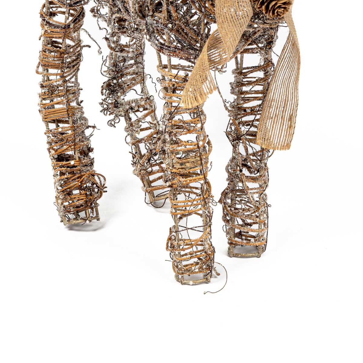 Rena Decorativa Com Ramos, Pinhas E Laço