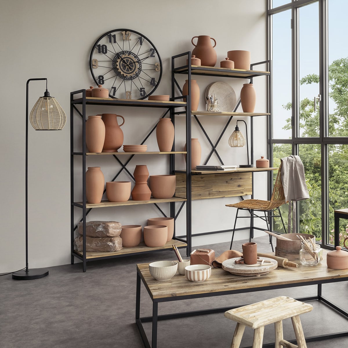 Rel&oacute;gio de parede MOHAN bege e preto em mdf e metal 65cm