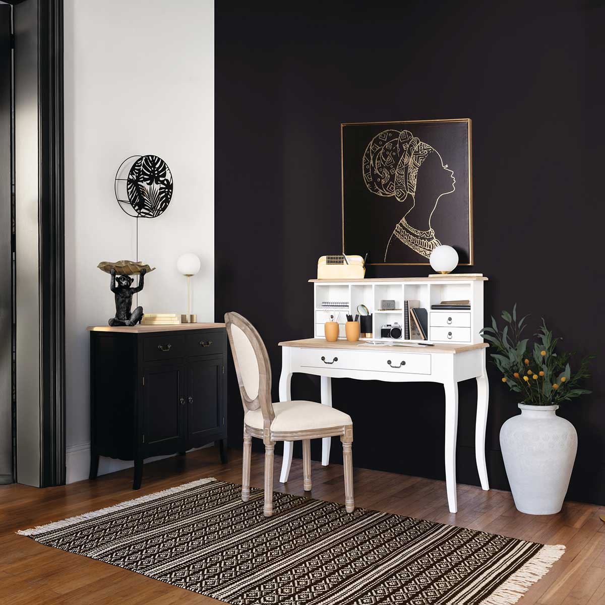 Candeeiro de mesa dris bola branca e base plana dourada