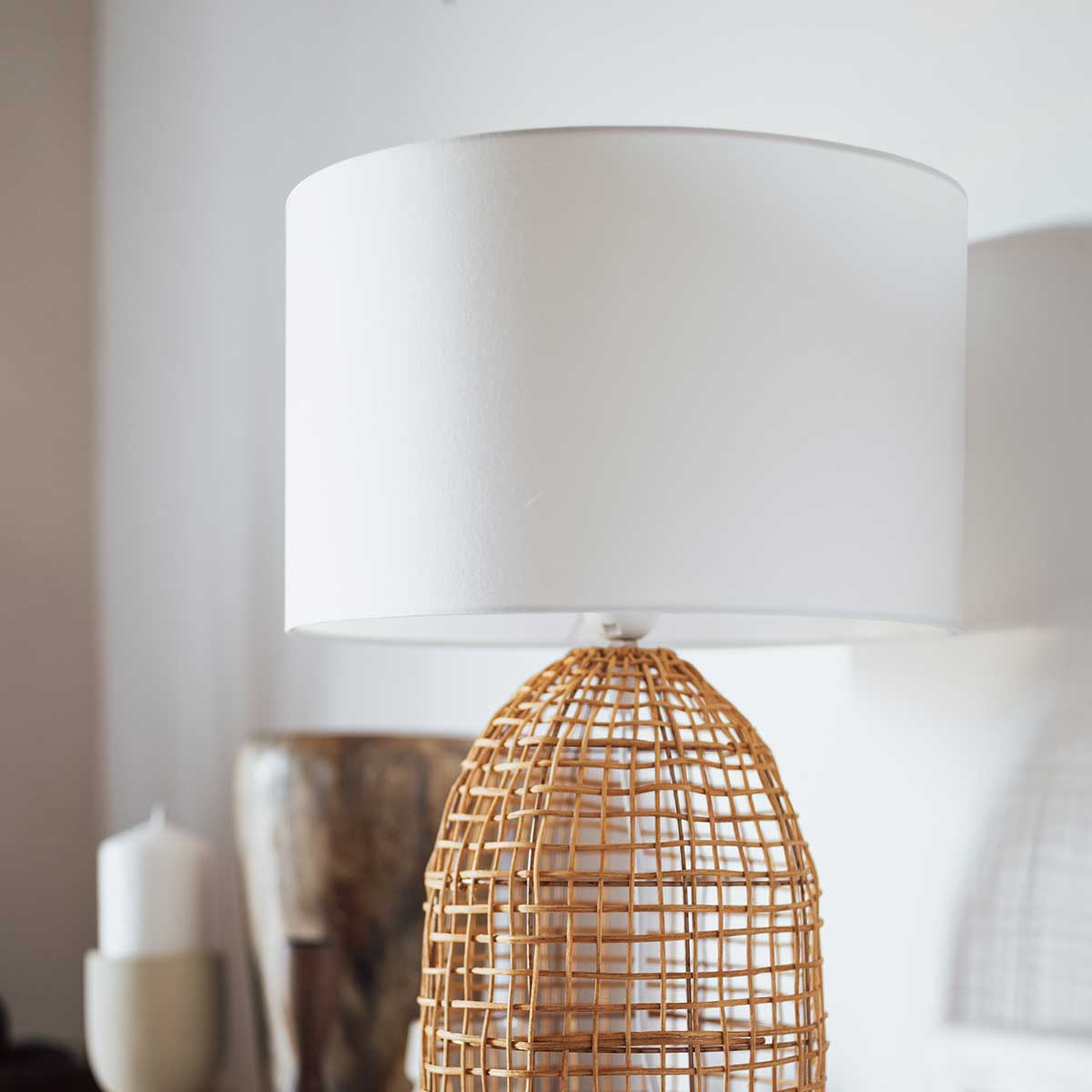 Candeeiro de mesa KARLA em rattan bege e branco