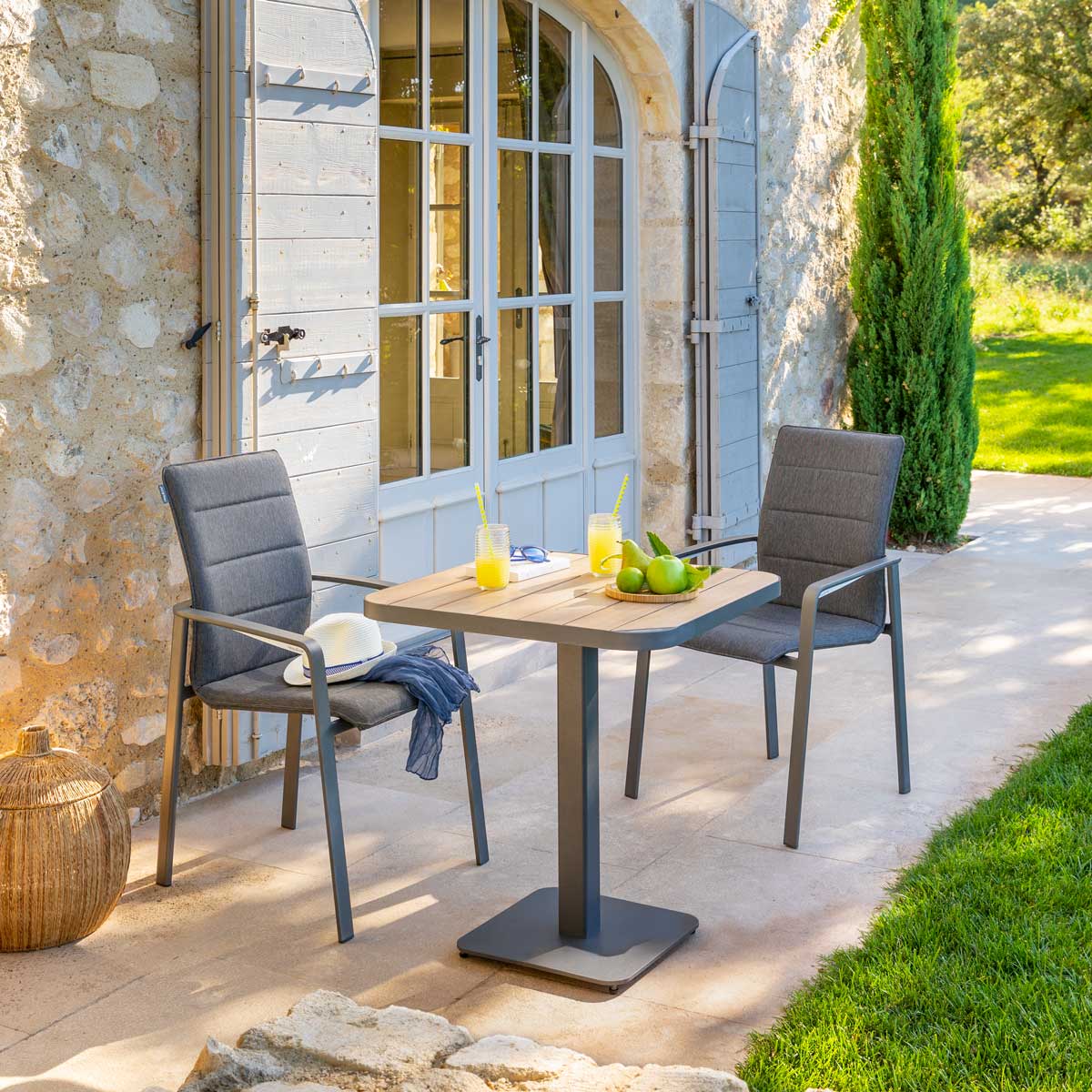 Mesa de exterior bistr&ocirc; TYLA em alum&iacute;nio e madeira ac&aacute;cia