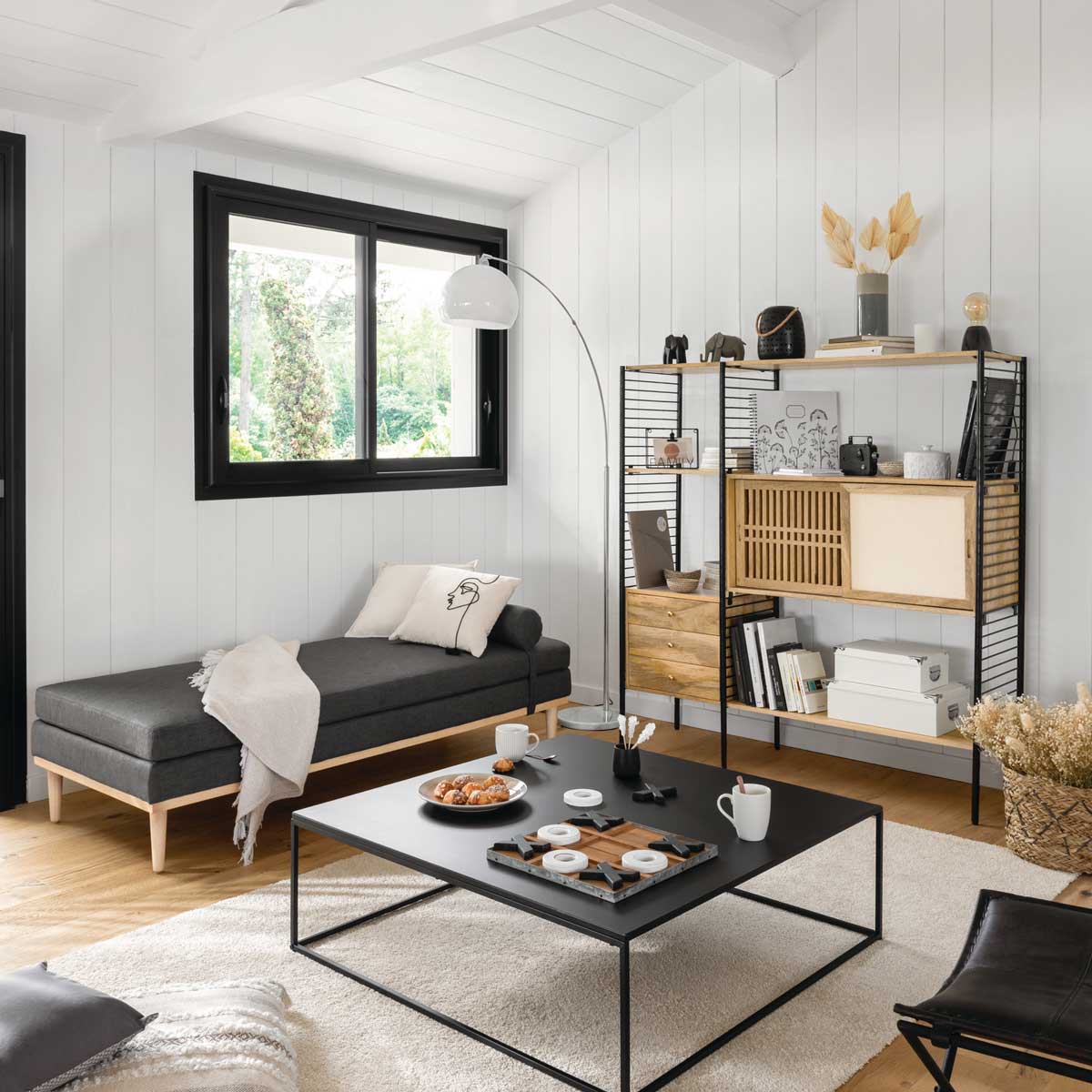 Candeeiro de pé com abajur bola branca,  Candeeiro de pé com abajur bola branca