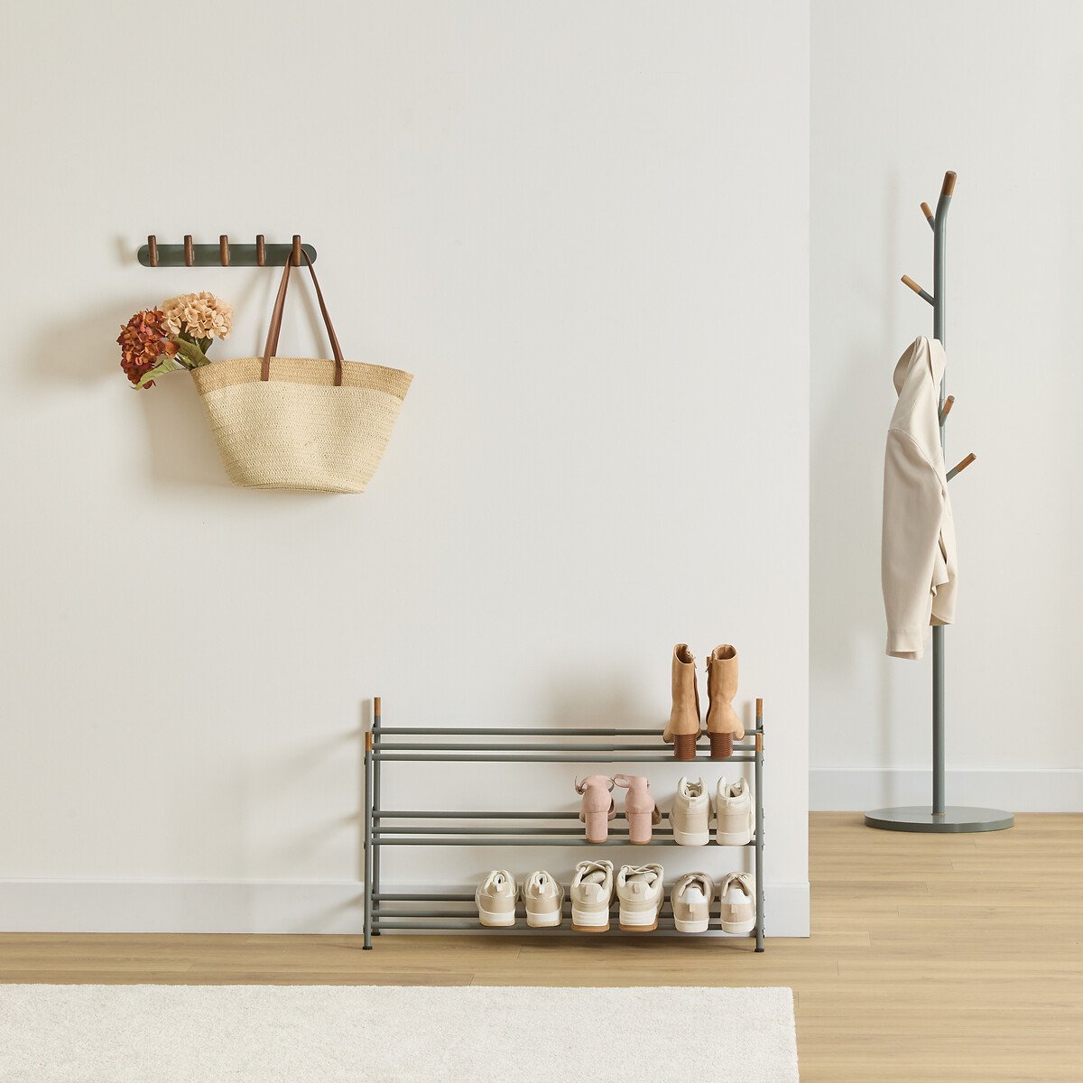 Cabide de p&eacute; verde com 6 ganchos