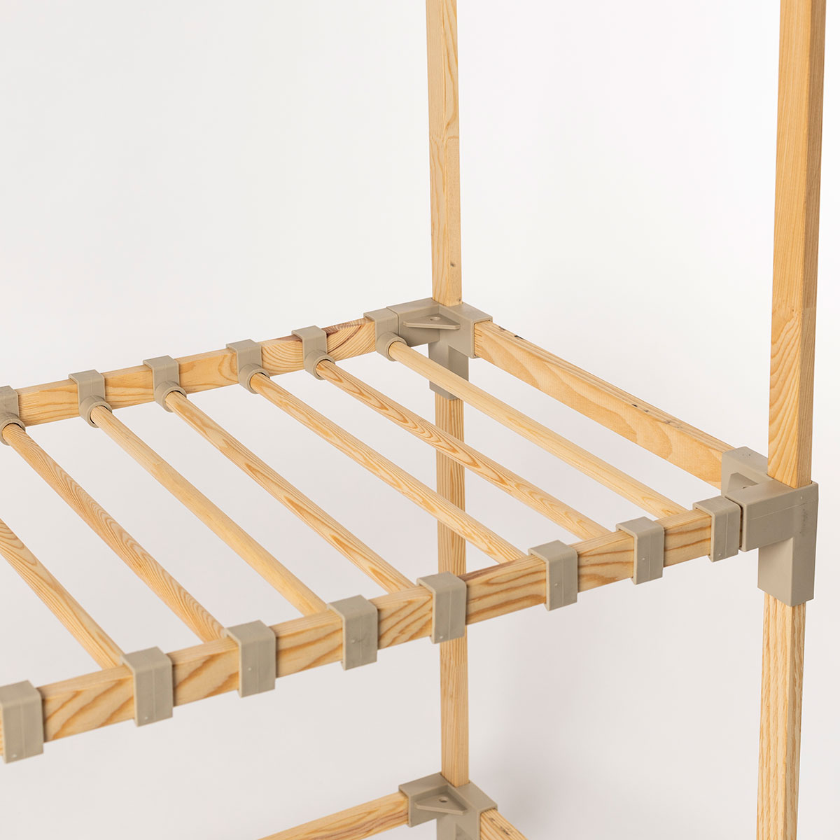 Roupeiro bege em madeira