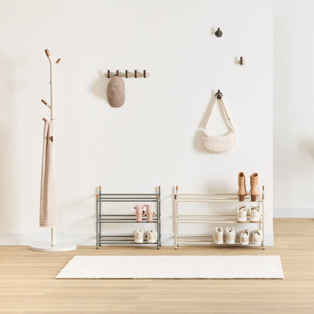 Sapateira extens&iacute;vel com 3 n&iacute;veis bege em metal