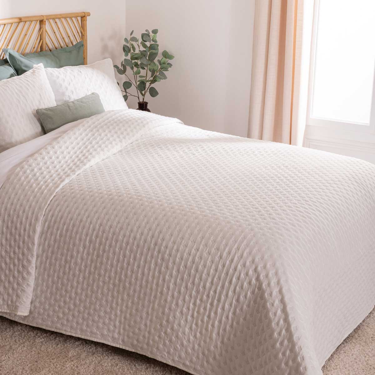 Colcha 240x260cm e 2 capas de almofada KALIA branca 60x60cm,  Colcha 240x260cm e 2 capas de almofada KALIA branca 60x60cm