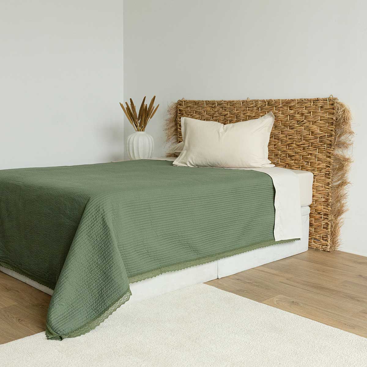 Edred&atilde;o verde com folho rendado 220x240cm
