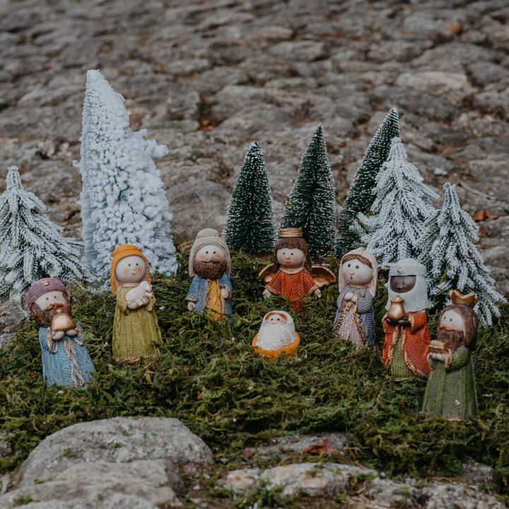 Conjunto de 8 figuras em resina para pres&eacute;pio