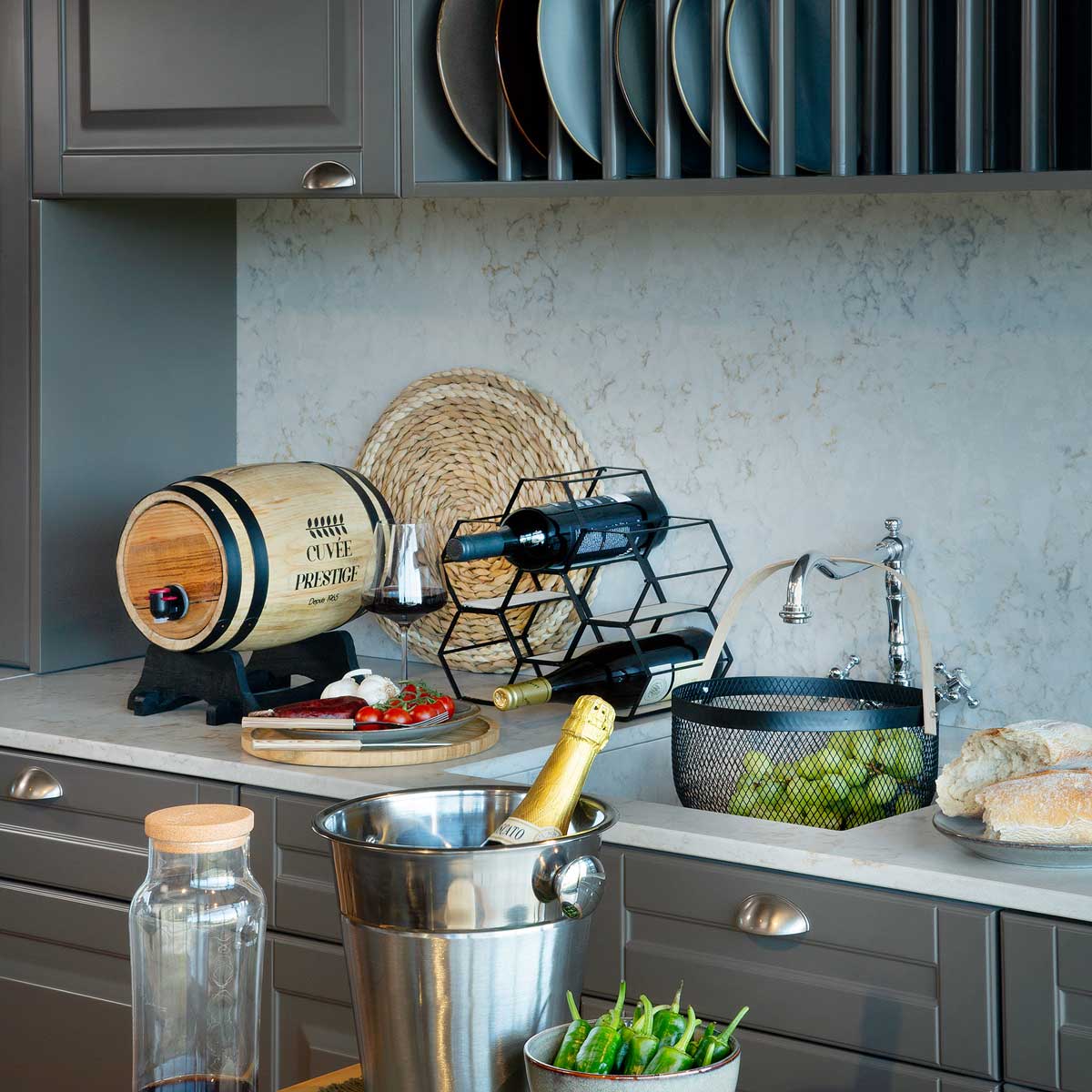 Fruteira preta em metal com pega