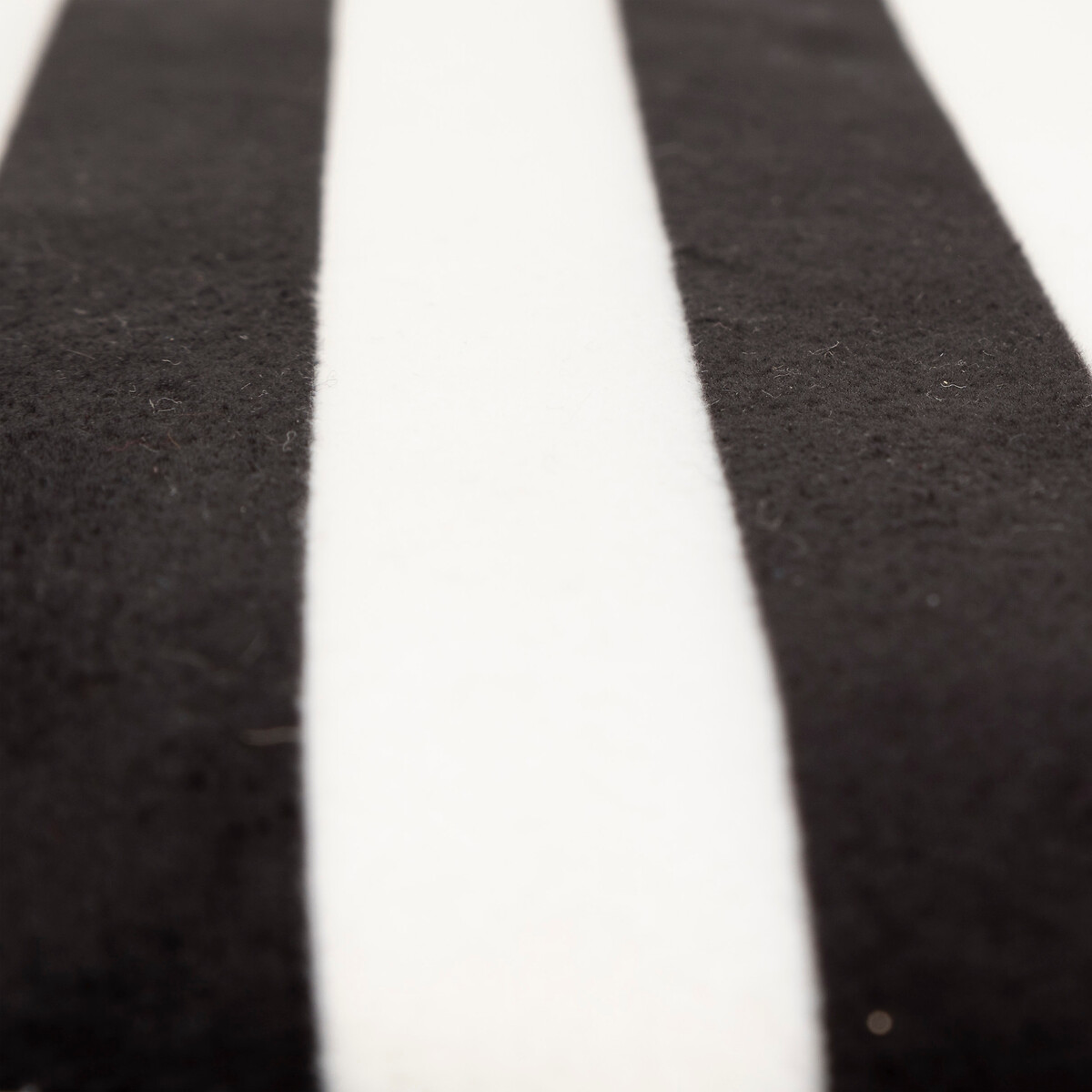 Pufe com riscas preto e branco 38cm