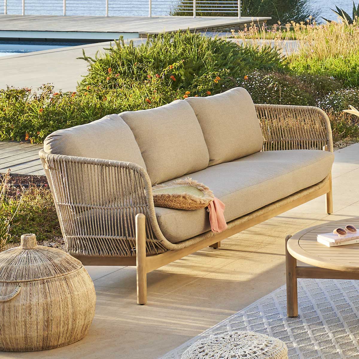 Sof&aacute; DEONA taupe em madeira ac&aacute;cia 3 lugares