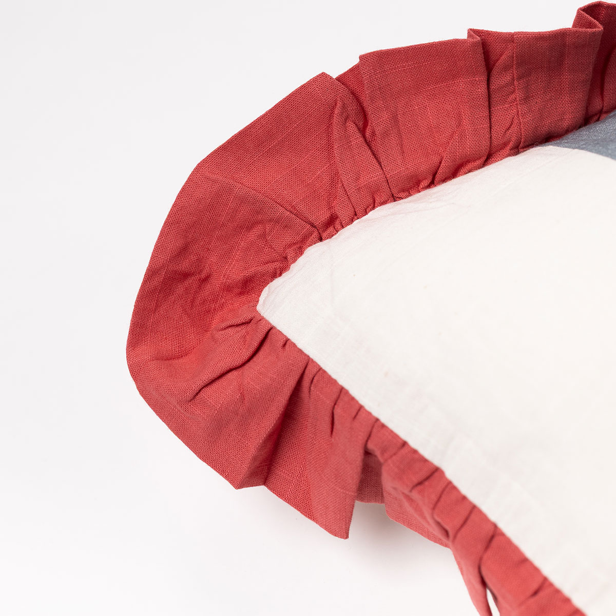 Almofada YUCATAN riscas com folhos rosa