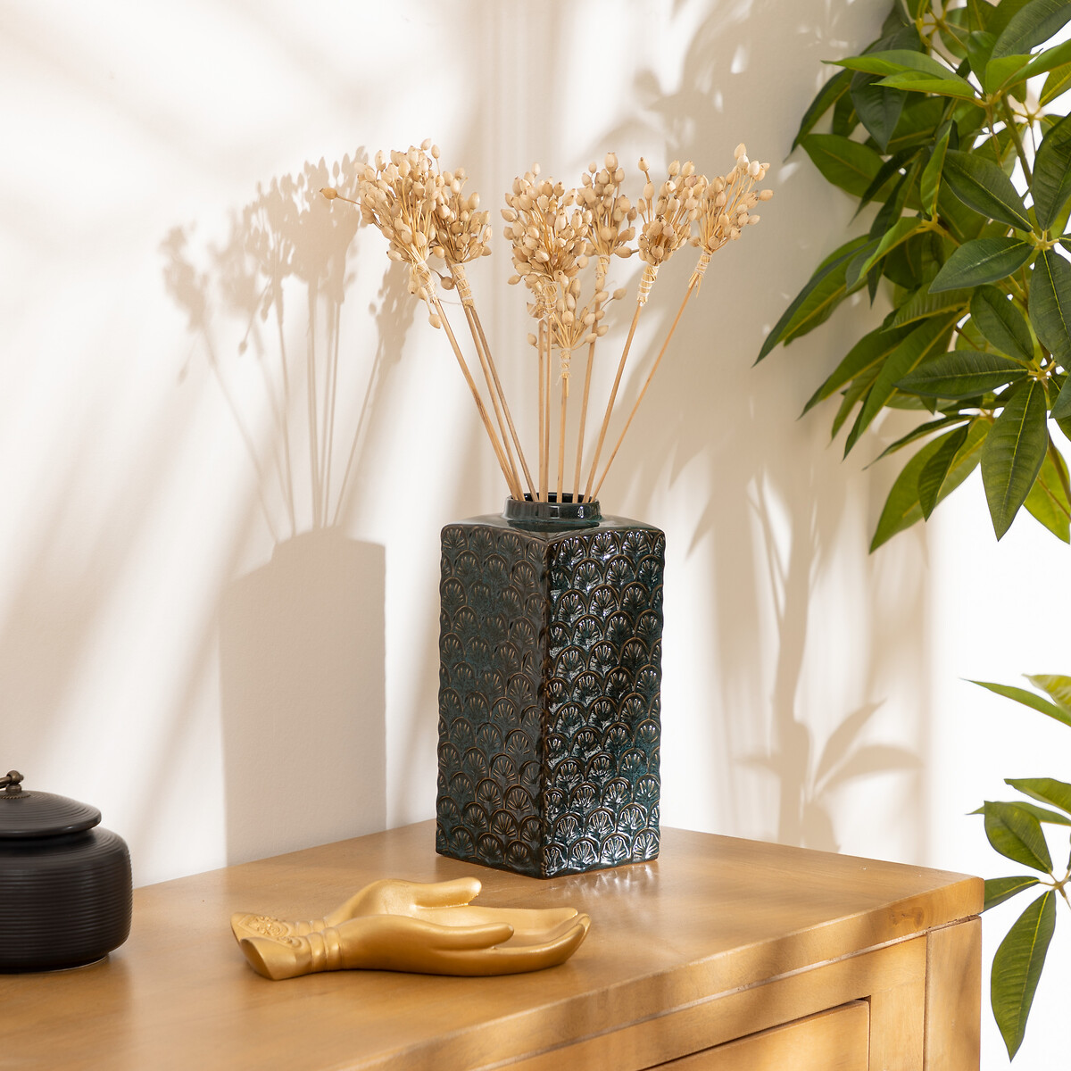 Jarra trabalhada JIL azul escuro em cer&acirc;mica 24,5cm