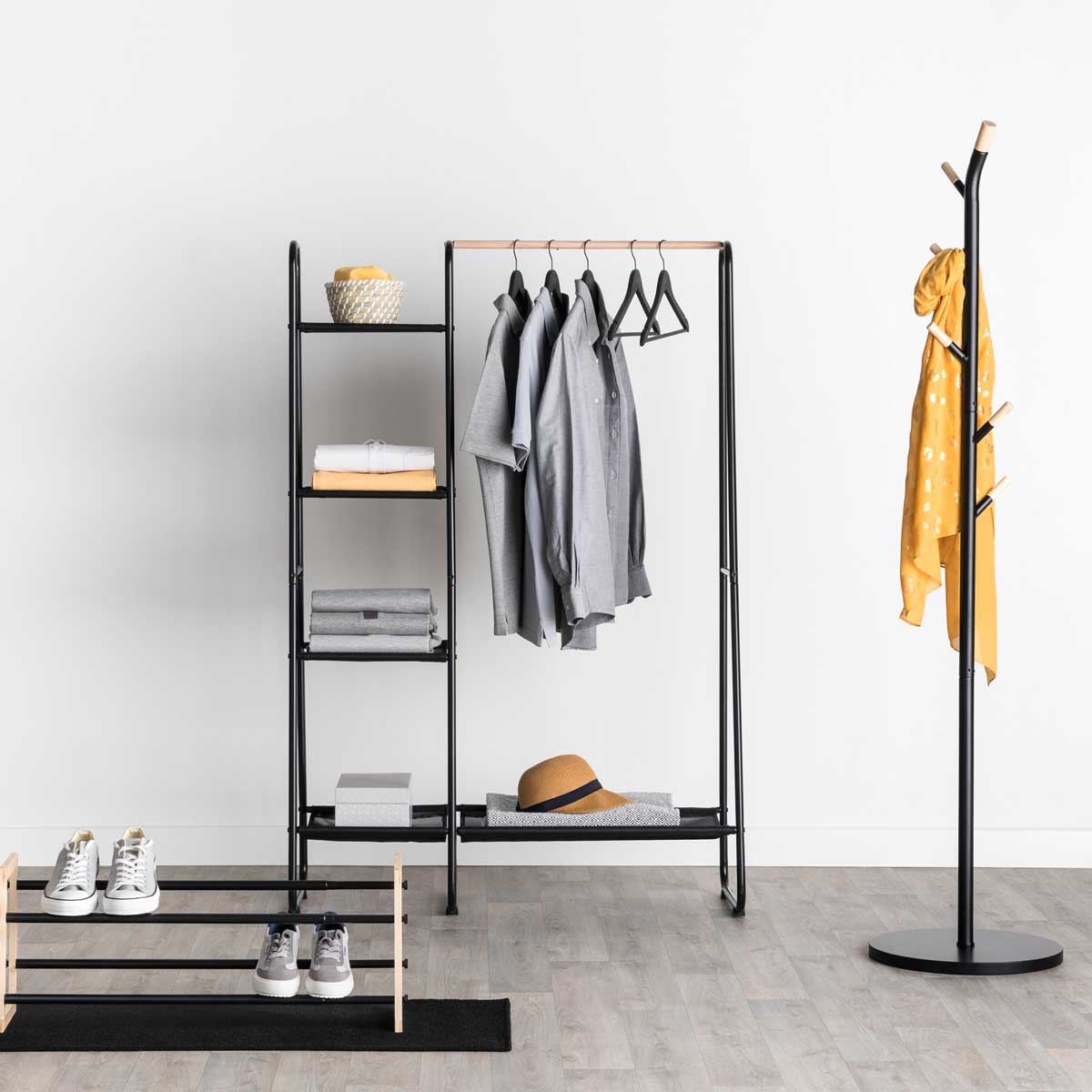 Cabide de pé preto com 6 ganchos