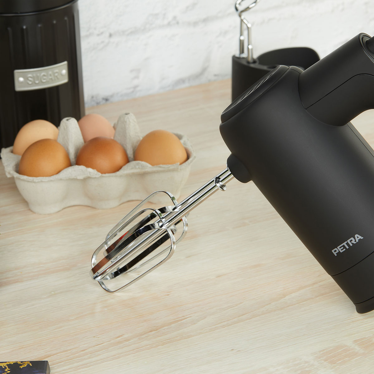 Batedeira Petra preta 300w