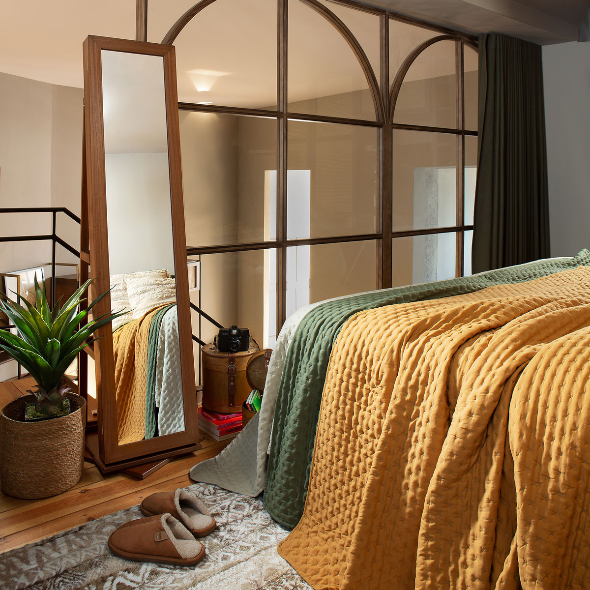 Espelho de ch&atilde;o VIVIA com m&oacute;vel de bijuteria castanho