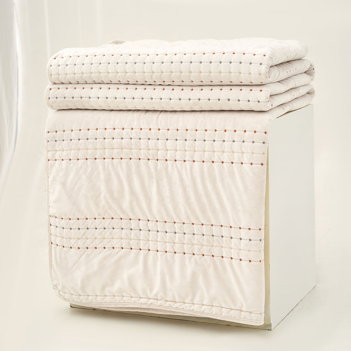 Edredão IVREA bege em veludo 220x240cm