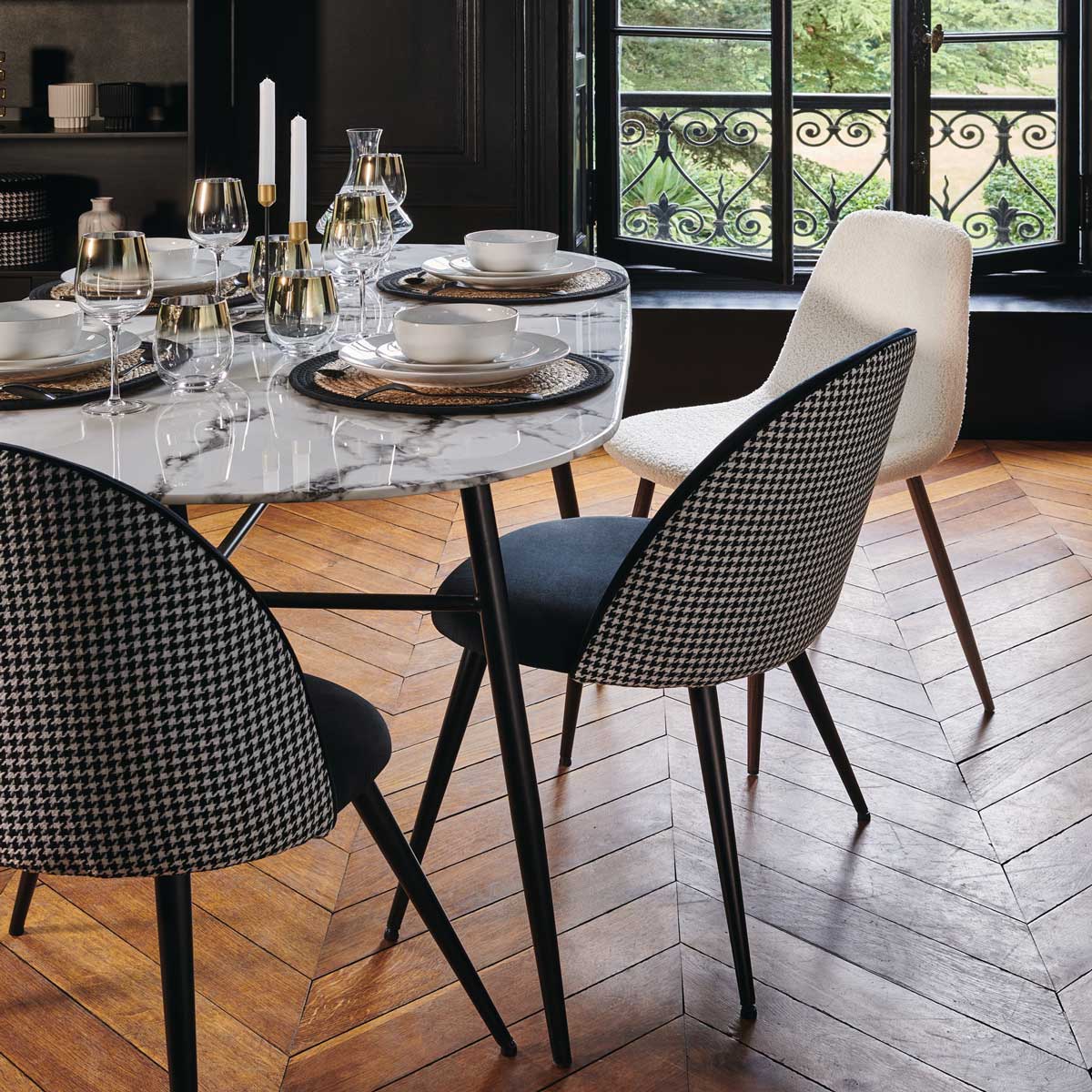 Cadeira ROKA em pelo branco com pernas castanhas