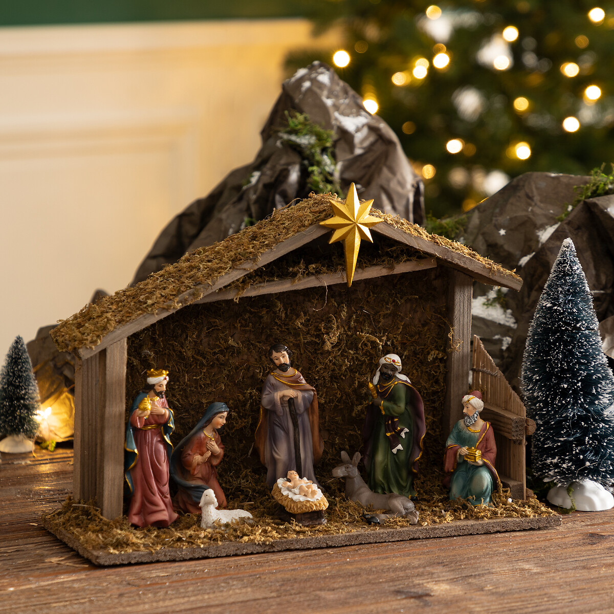 Pres&eacute;pio cabana com 8 figuras