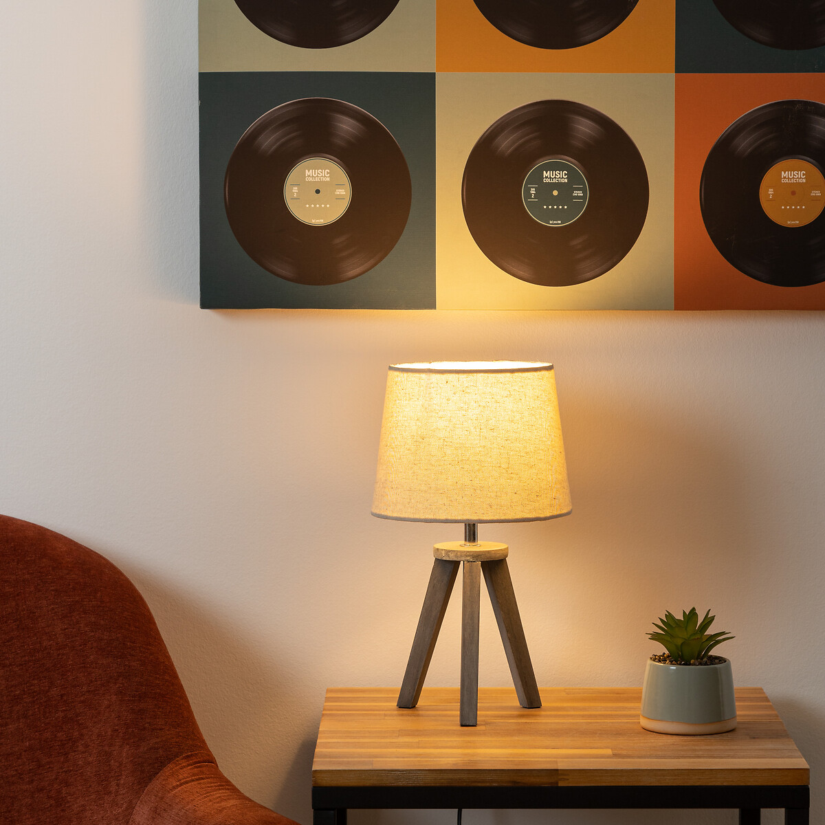 Candeeiro de mesa linho com tripé em madeira pinho