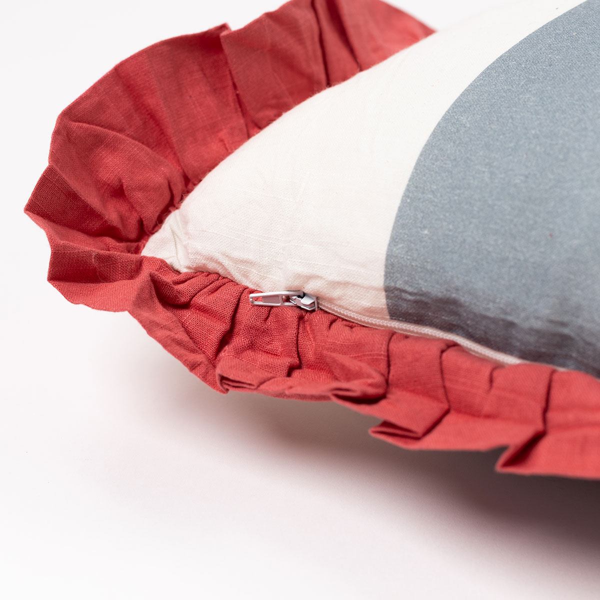 Almofada YUCATAN riscas com folhos rosa