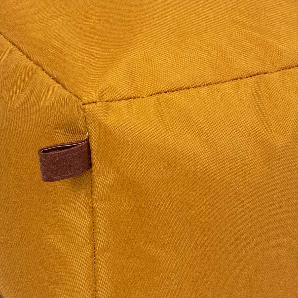 Pufe quadrado impermeável ocre 45x45cm