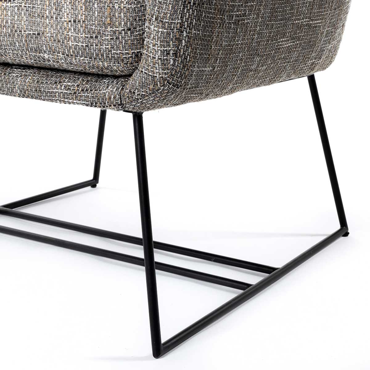 Poltrona TIM cinza com pernas em metal