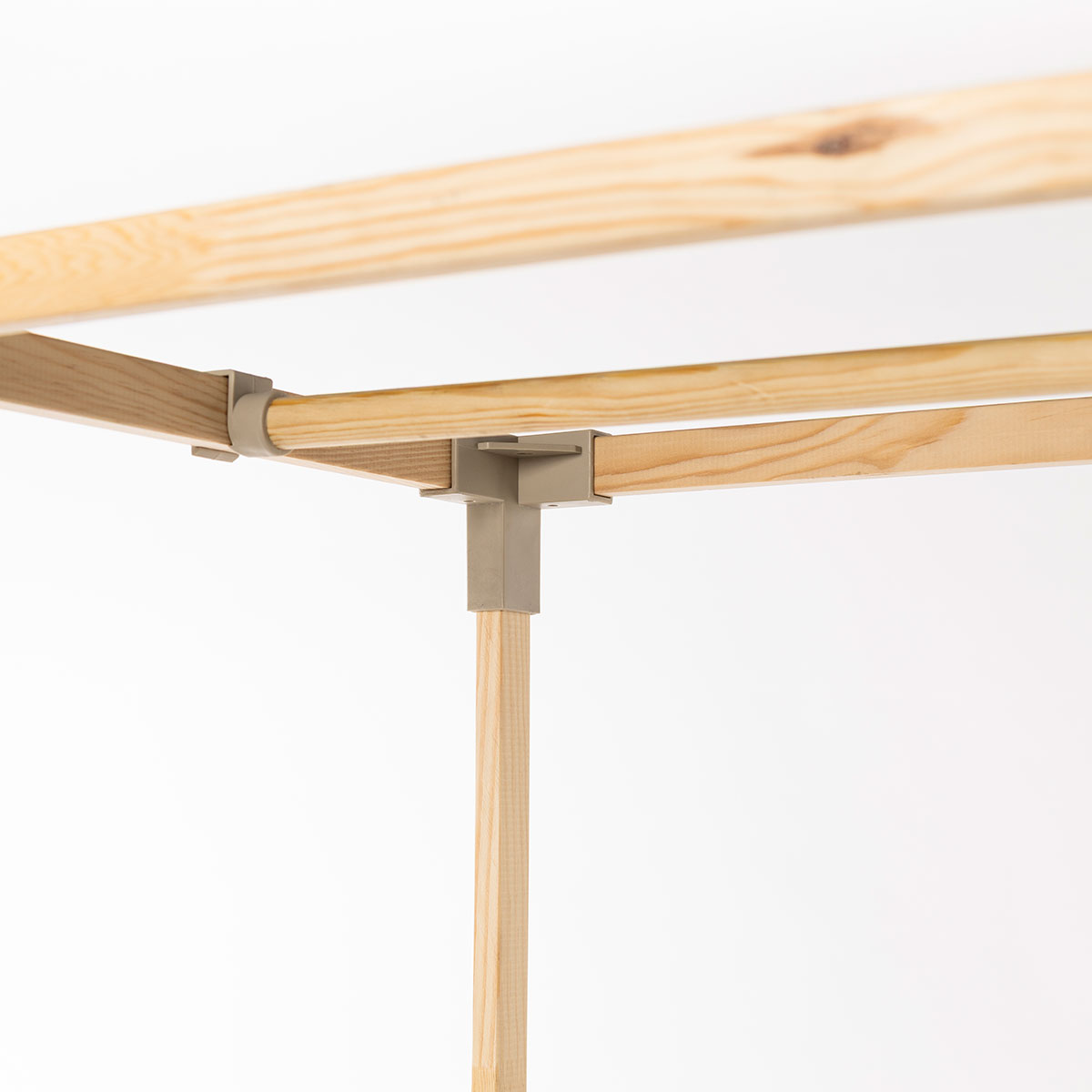 Roupeiro bege em madeira