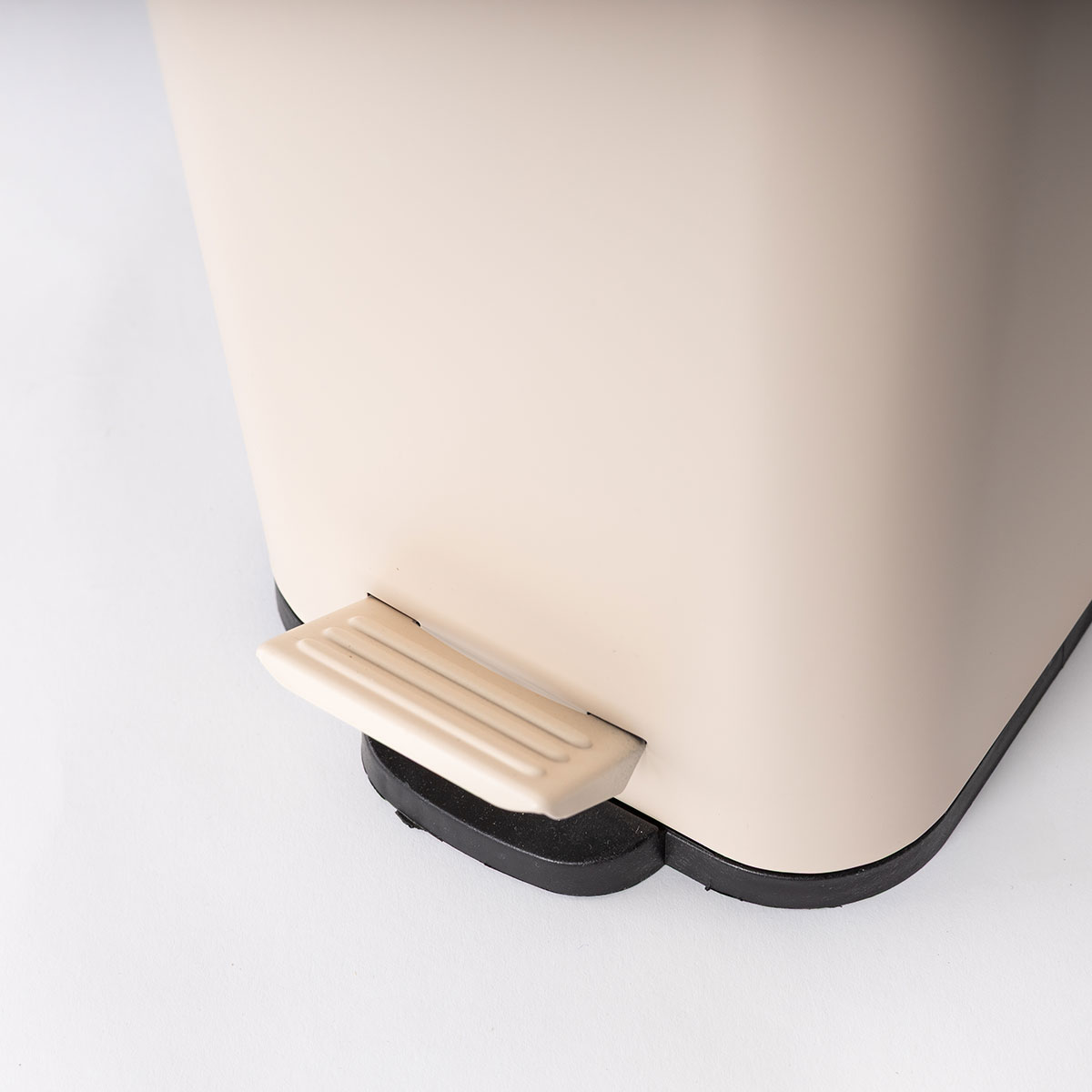 Balde wc com tampa em metal bege 5l