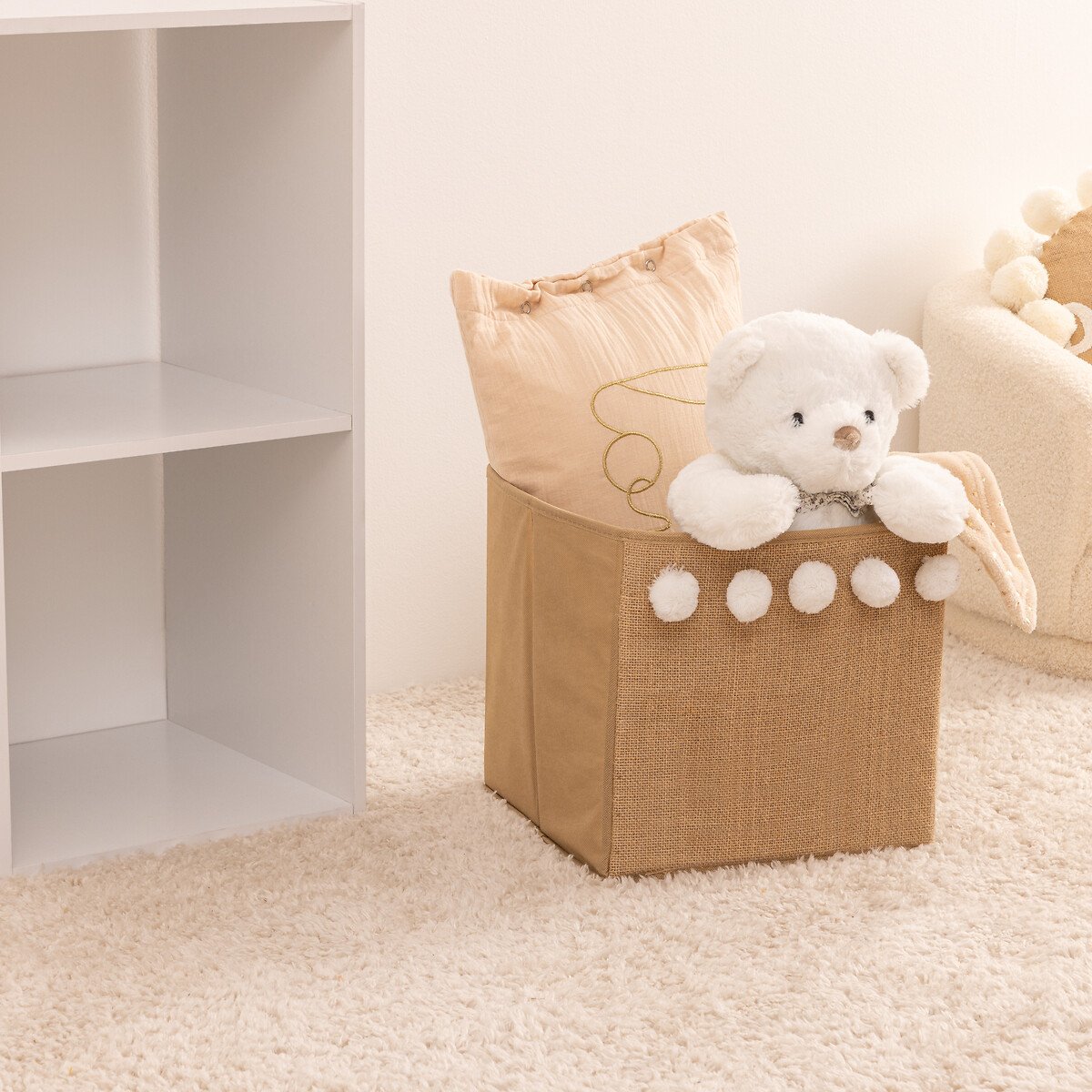 Cubo de arruma&ccedil;&atilde;o castanho com pompons brancos 29cm