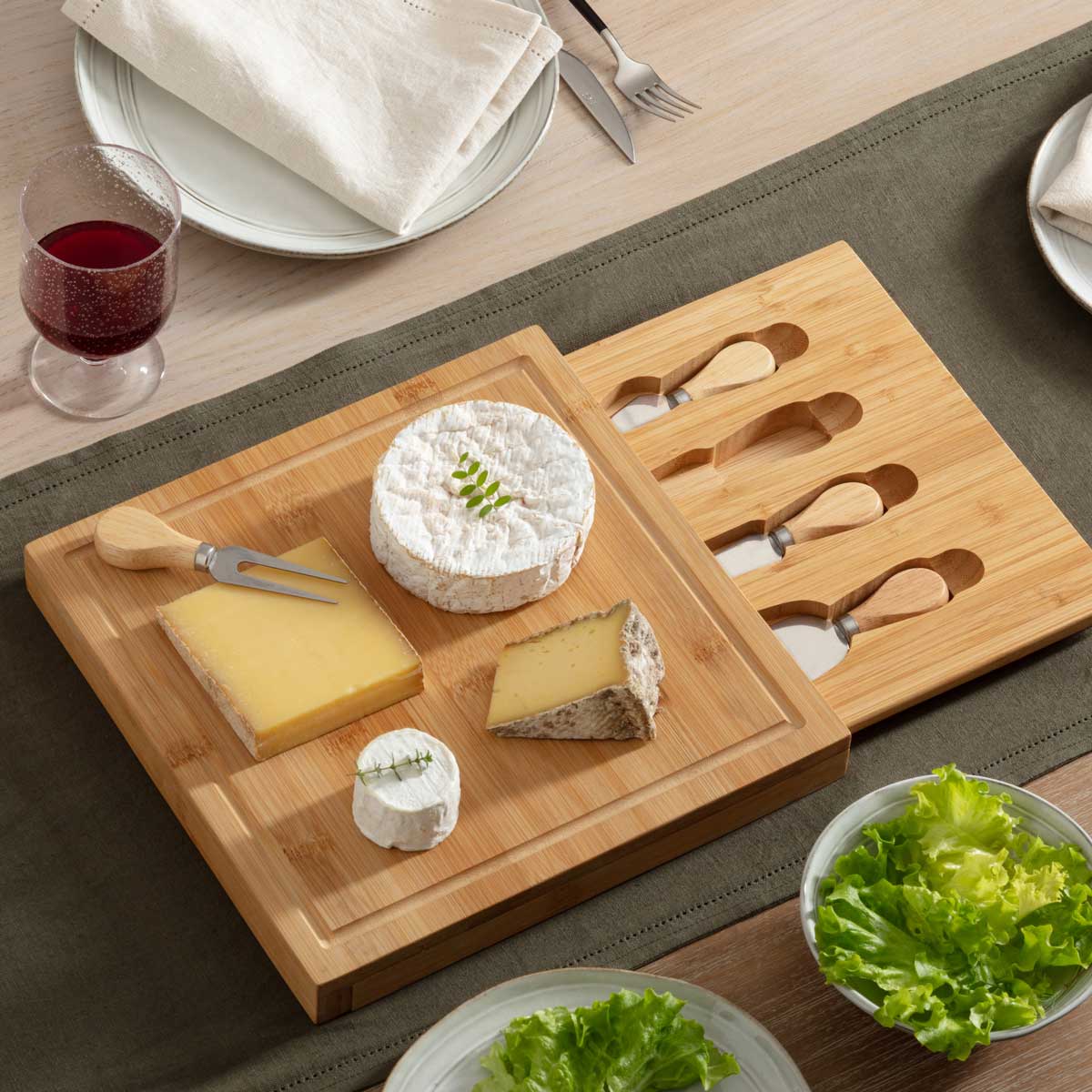 T&aacute;bua para queijo em bambu com 4 facas