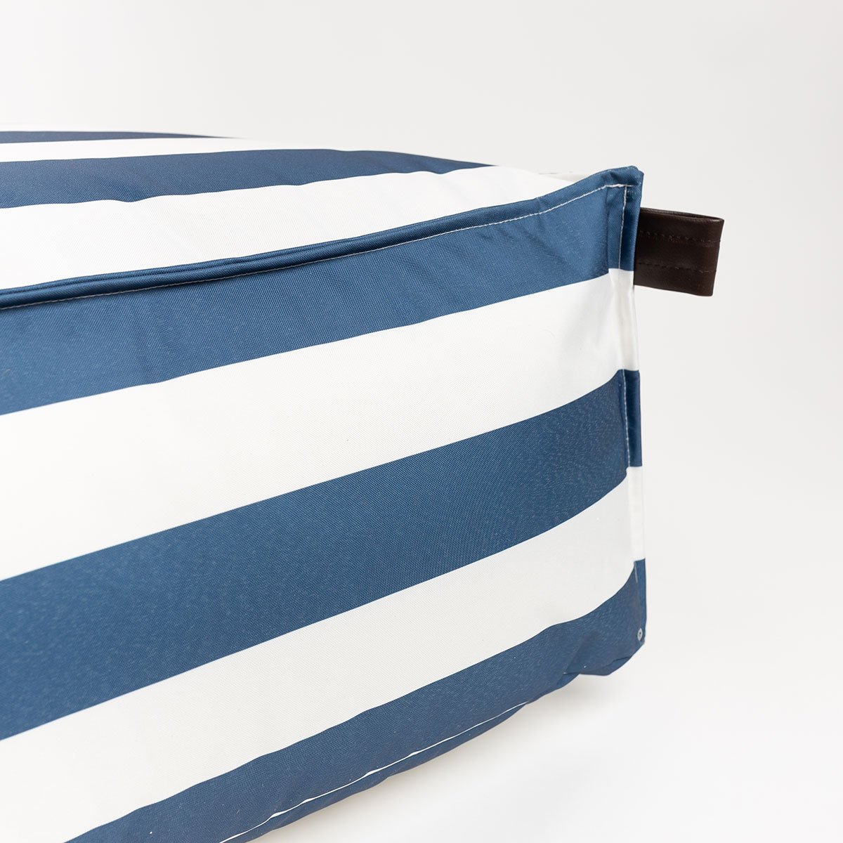 Pufe cubo imperme&aacute;vel riscas branco e azul