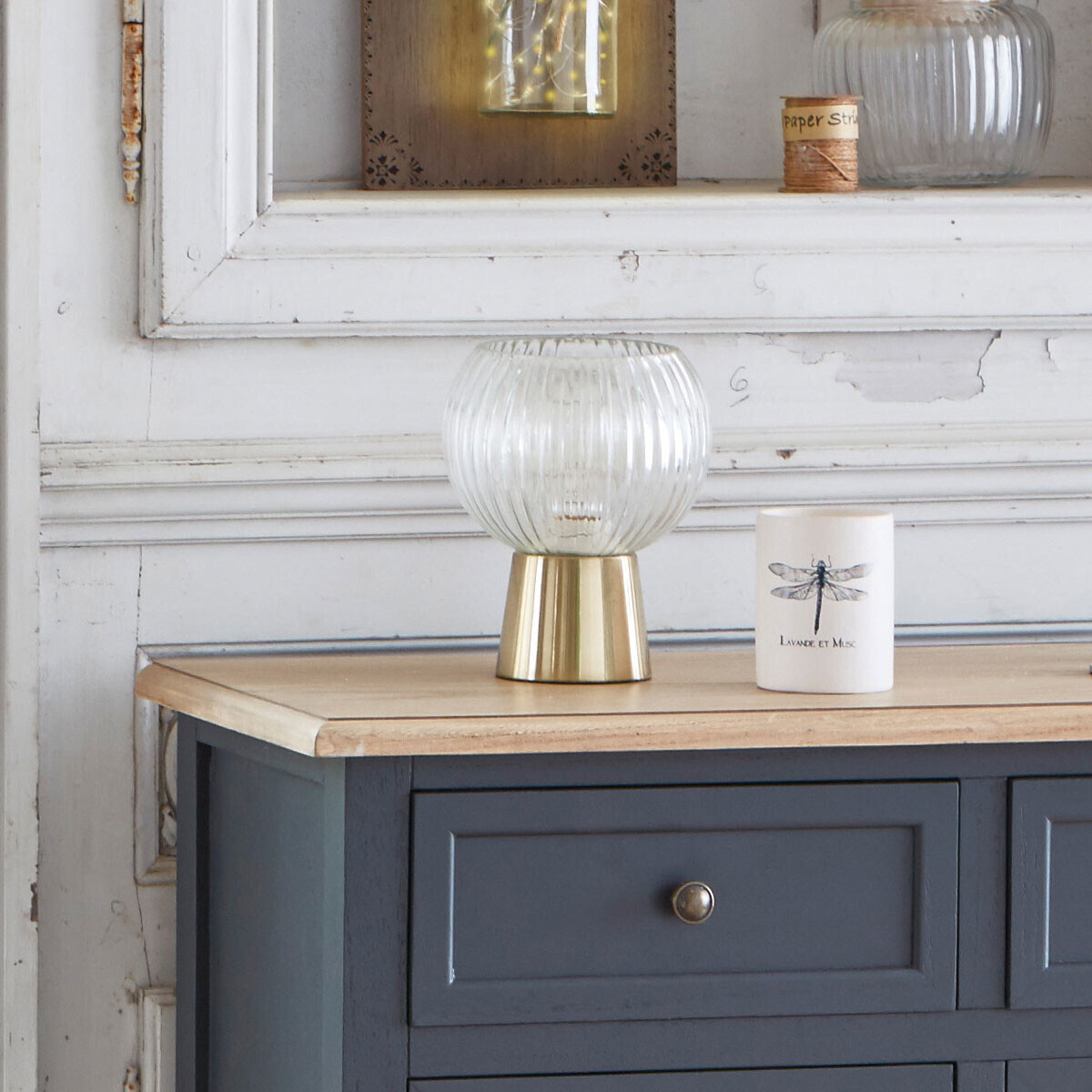 Candeeiro de mesa LAYE de vidro e base dourada em metal