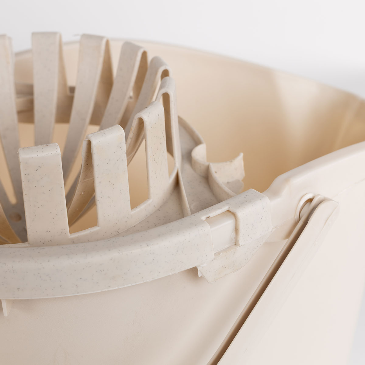 Balde bege com espremedor 16L