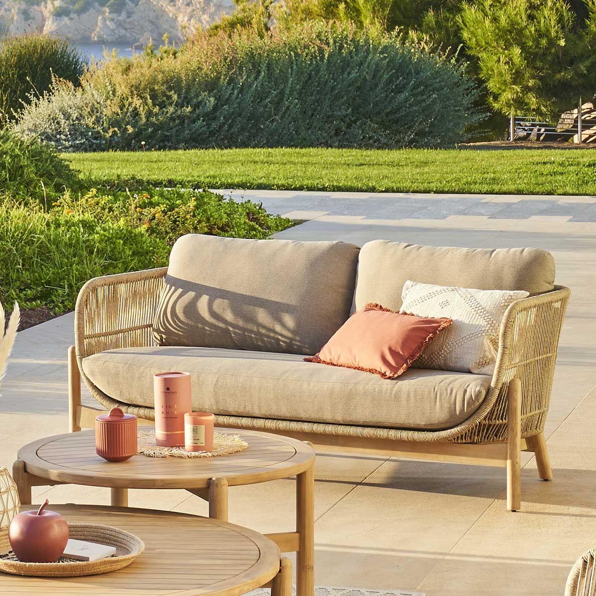 Sof&aacute; DEONA madeira ac&aacute;cia taupe 2 lugares