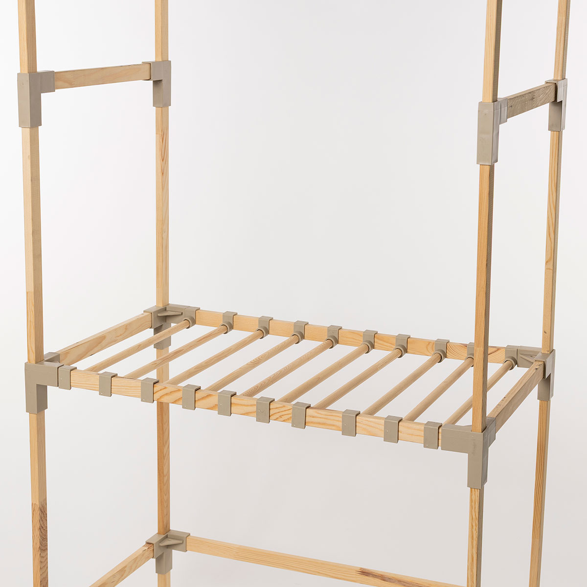 Roupeiro bege em madeira